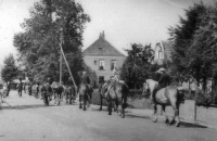 Bekijk detail van "GH00196:  Invordering van paarden door de Duitsers in de Tweede Wereldoorlog aan de De Gramsbergerweg te Hardenberg."