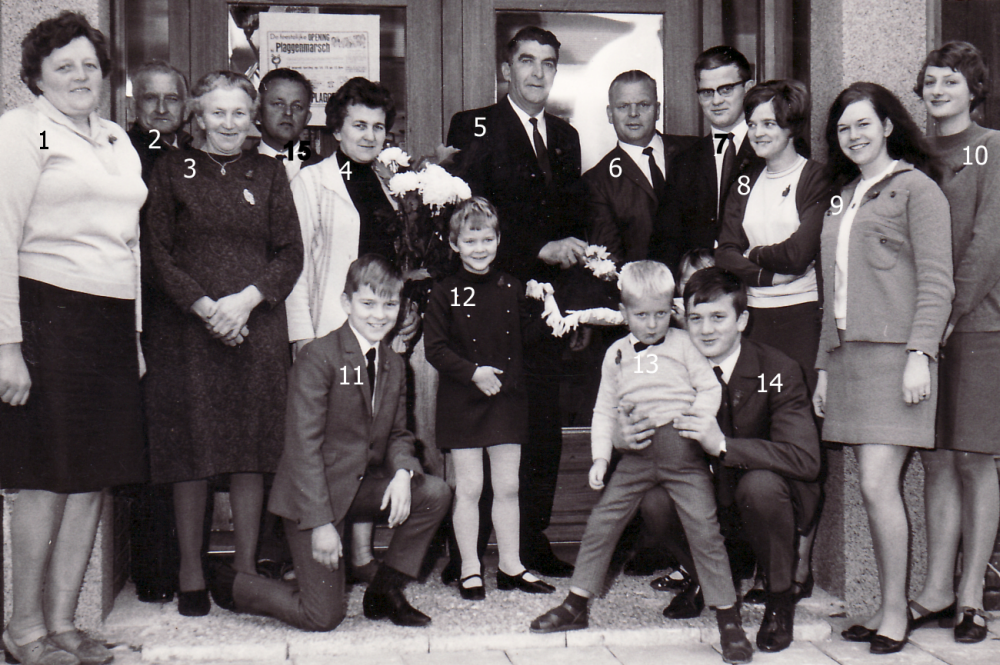 Bekijk detail van "GH07519: De Opening van 'De Kleine Winst', de winkel van de familie Plaggenmarsch aan de Stationsstraat in Hardenberg."