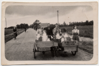 Bekijk detail van "GH07909: Twee Melkventers, voor de zuivelfabriek Salland in Hardenberg, gefotografeerd op de <span class="highlight">Haardijk</span> - Jachthuisweg in Heemserveen."