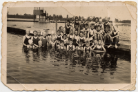 Bekijk detail van "GH07911: Zwemmers en Badmeesters van de zwemvereniging in zwembad 'De Marsch' in Hardenberg."