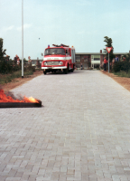 Bekijk detail van "GH07947: Brandweerauto van het brandweerkorps Hardenberg bij de ingang van de kazerne aan de Europaweg in Hardenberg, ten tijde van de officiële opening."