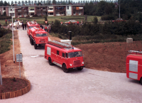 Bekijk detail van "GH07948: Brandweerwagens van de gemeentelijke brandweer Hardenberg, op de toegangsweg naar de kazerne aan de Europaweg, ten tijde van de officiële ingebruikname van de Brandweer Kazerne."