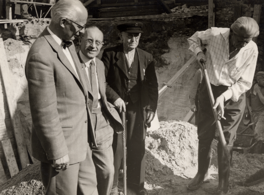 Bekijk detail van "GH06419: Het Opgraven van de oude Stadsmuur in Hardenberg, september 1959."