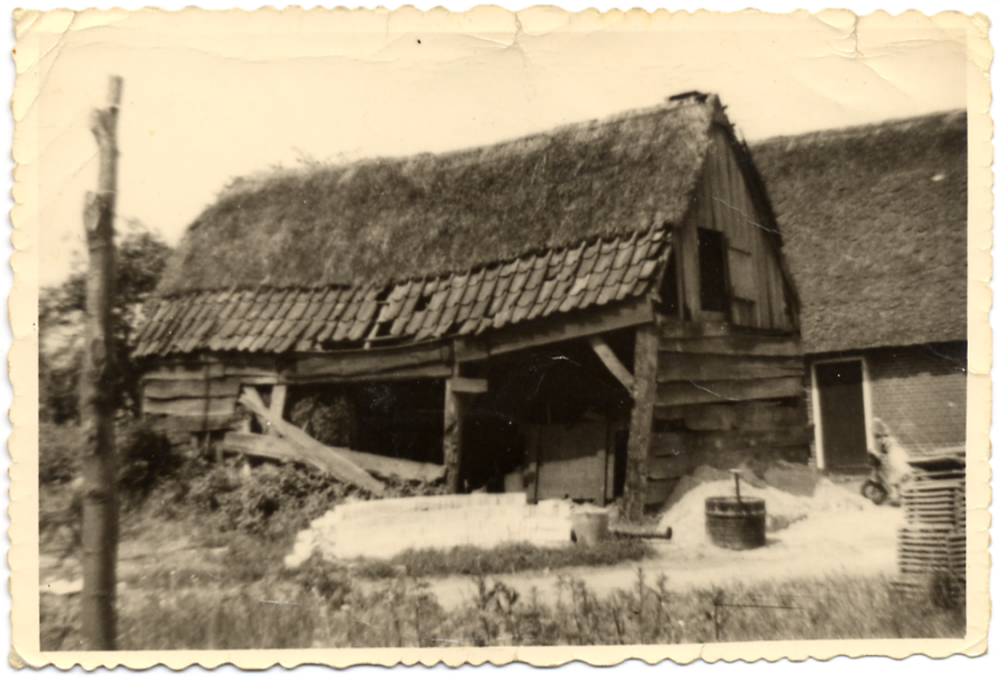 Bekijk detail van "GH06444 :De Bouwvallige schuur bij het boerderijtje van Johannes (Jans) Otten in Heemse."