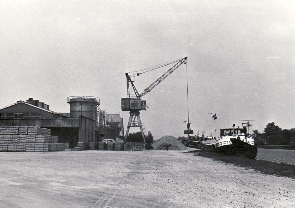 Bekijk detail van "GH05807: Het Fabriekscomplex van betonfabriek Hemmer b.v. aan De Nieuwe Haven 9-11, in Hardenberg."