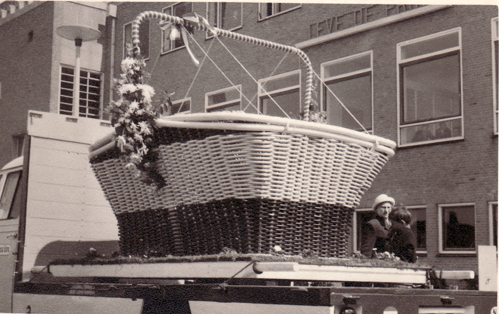 Bekijk detail van "GH05874: Een Reuzenmand voor Drakensteyn op een pickup van Wavin voor het gemeentehuis aan het <span class="highlight">Stephanusplein</span>."