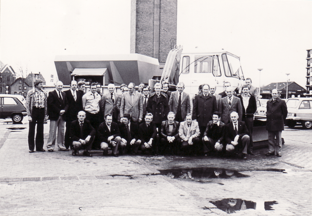 Bekijk detail van "GH05912: Het Personeel van de buitendienst van de Gemeente Hardenberg, voor een zoutstrooier op het <span class="highlight">Stephanusplein</span>."