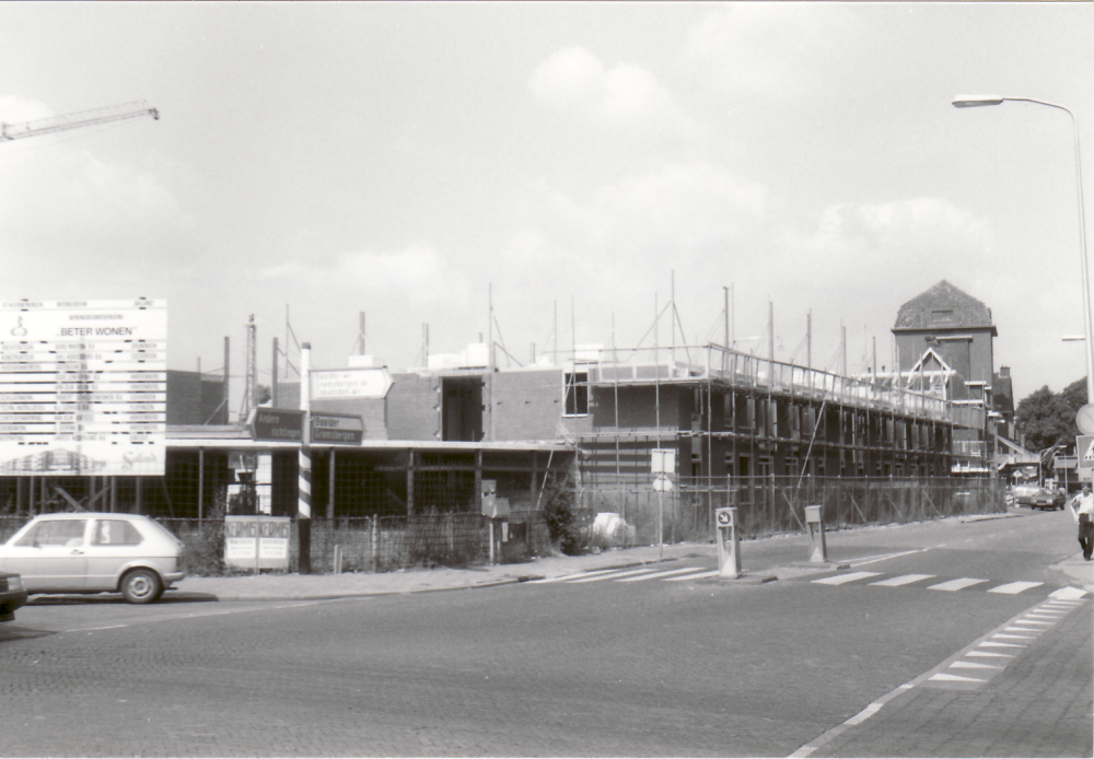 Bekijk detail van "GH05934: De Bouw van het appartemencomplex 'Salland' op de hoek van de Stationsstraat en Witte de Withstraat in Hardenberg"