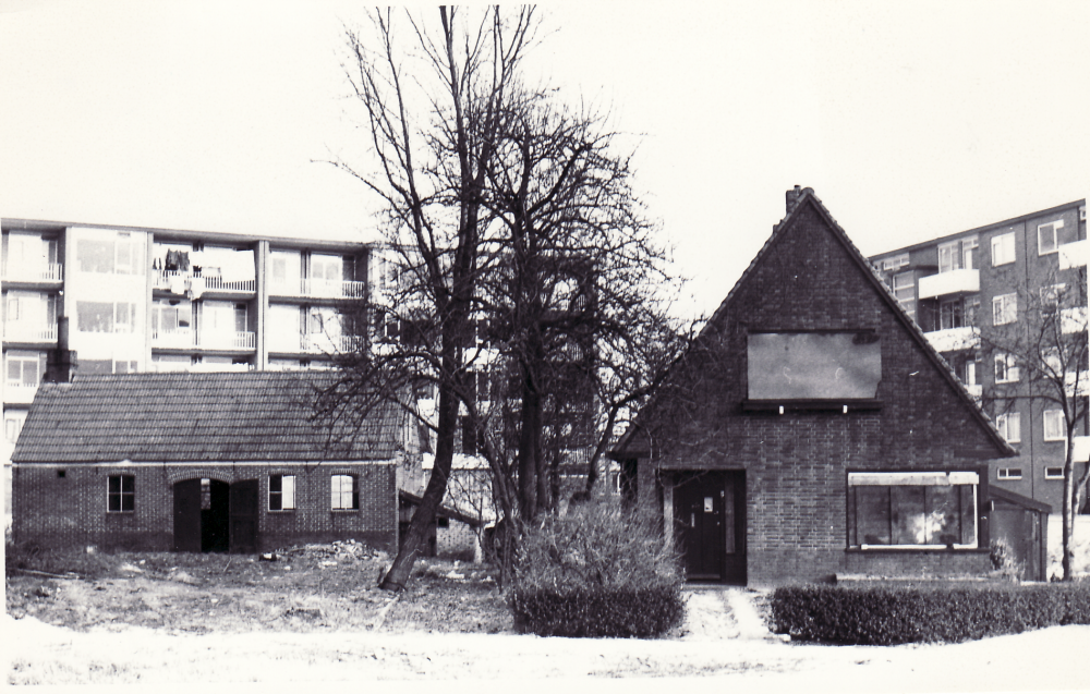 Bekijk detail van "GH05951: De Woning van de fam. Dorgelo en de Klompenmakerij van de fam. Huisjes in Heemse."