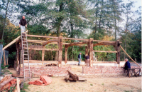 Bekijk detail van "Vrijwilligers werken op het terrein van Openluchtmuseum het Los Hoes aan de opbouw van de schaapskooi."