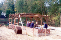 Bekijk detail van "Vrijwilligers werken op het terrein van Openluchtmuseum het Los Hoes aan de opbouw van de schaapskooi."