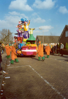 Bekijk detail van "Bonte groepen in de carnavalsoptocht: wagen van de Siepeljonkers."