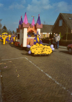 Bekijk detail van "Bonte groepen in de carnavalsoptocht: groep van de van Bodelswingstraat."