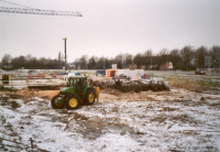 Bekijk detail van "Het verder bouwrijp maken van de bouwgrond ; het eerste vloerdeel voor het nieuwe verzorgingshuis is gereed."