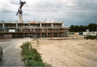 Bekijk detail van "Nieuwbouw van Verzorgingshuis Franciscus; op <span class="highlight">de</span> grote gebouwen worden daken geplaatst."