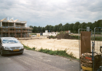 Bekijk detail van "Nieuwbouw van Verzorgingshuis Franciscus op het plan 'Centrumrand' bij Albert Heijn; op de grote gebouwen worden daken geplaatst."