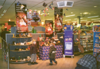 Bekijk detail van "Kinderen mogen met Sinterklaas de schoen opzetten bij supermarkt Albert Heijn."