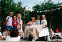 Bekijk detail van "Festiviteiten t.g.v. het 60-jarig jubileum van de Scheepersschool: kinderen voeren de musical “Zeg eens Aaaa” op."