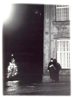 Bekijk detail van "De oude nachtwacht met zijn ratel voor het oude stadhuis."