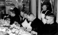 Bekijk detail van "Pater Frans Broekhuis en zijn gasten genieten van de Twentse koffietafel die door zijn buren (“Noabers”) is verzorgd op boerderij “Erve Gervelman”."