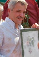 Bekijk detail van "Conferencier Herman Finkers toont de aquarel van de naar hem vernoemde Fuchsia."