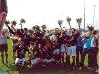 Bekijk detail van "Het kampioenselftal van KOSC, juichend op het voetbalveld in Fleringen."