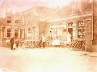 Bekijk detail van "De rijwielhandel van de familie H.B. Buijvoets aan de Oostwal rond 1900."