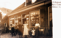 Bekijk detail van "De rijwielhandel van de familie H.B. Buijvoets aan de Oostwal rond 1900."