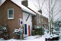 Bekijk detail van "Enkele woonhuizen op de hoek van de Wortelboerstraat/<span class="highlight">Parkstraat</span> in sneeuwlandschap."