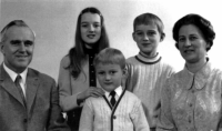 Bekijk detail van "Familiefoto van Gerrit en Annie Bolscher met hun kinderen."