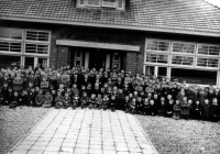 Bekijk detail van "Onderwijzers gezeten te midden van de leerlingen van de jongensschool “De Pastoor Scheepersschool” niet lang na de opening van de school in 1932."