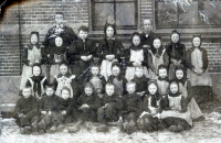 Bekijk detail van "Klassenfoto van de lagere school te Tilligte rond 1895."