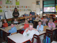 Bekijk detail van "Schoolklas in de noodschool van 'n Profiet aan de Bleekstraat."