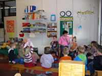 Bekijk detail van "Kinderen van groep 1/2 tijdens het fruit eten in de noodschool van 'n Profiet."