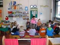 Bekijk detail van "Kinderen van groep 1/2 tijdens het fruit eten in de noodschool van 'n Profiet."