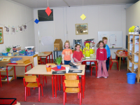 Bekijk detail van "Kinderen van groep 1/2 in de speelhoek in de noodschool van 'n Profiet."