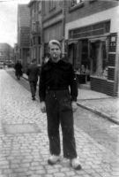 Bekijk detail van "Leo Sander staand in de Grotestraat."