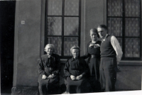 Bekijk detail van "De familie Wilmes bij hun huis aan de Kapelstraat."