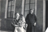 Bekijk detail van "De familie Wilmes achter hun huis aan de Kapelstraat."