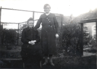 Bekijk detail van "Moeder en dochter Wilmes in de tuin achter hun huis aan de Kapelstraat."