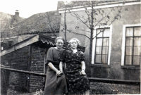 Bekijk detail van "Twee zusjes Wilmes in de tuin achter hun huis aan de Kapelstraat."