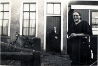 Bekijk detail van "Twee zusjes Wilmes bij de achterzijde van hun ouderlijk huis aan de Westwal."