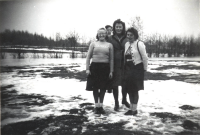Bekijk detail van "[Annie Wilmes] met enkele vrouwen op het ijs."
