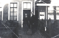 Bekijk detail van "Truus Wilmes en Jan Veelers bij de achterzijde van haar ouderlijk huis aan de Westwal."