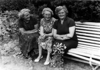 Bekijk detail van "Drie zusjes Wilmes op de bank in de tuin."