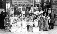 Bekijk detail van "<span class="highlight">Schoolfoto</span> van de meisjesschool in 1936."