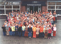 Bekijk detail van "<span class="highlight">Schoolfoto</span> van de laatste leerlingen van de Scheepersschool: afscheid van de Scheepersschool 2004."