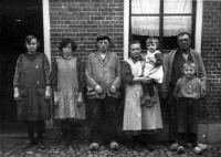 Bekijk detail van "De familie Veldman voor hun boerderij aan de Ganzenmarkt 11."