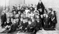 Bekijk detail van "<span class="highlight">Schoolfoto</span> met kinderen van de bewaarschool aan de Oostwal eind jaren twintig van de 20e eeuw."