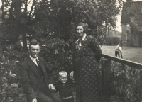 Bekijk detail van "Het gezin van Gerard Heupink in de tuin aan de Oostwal."
